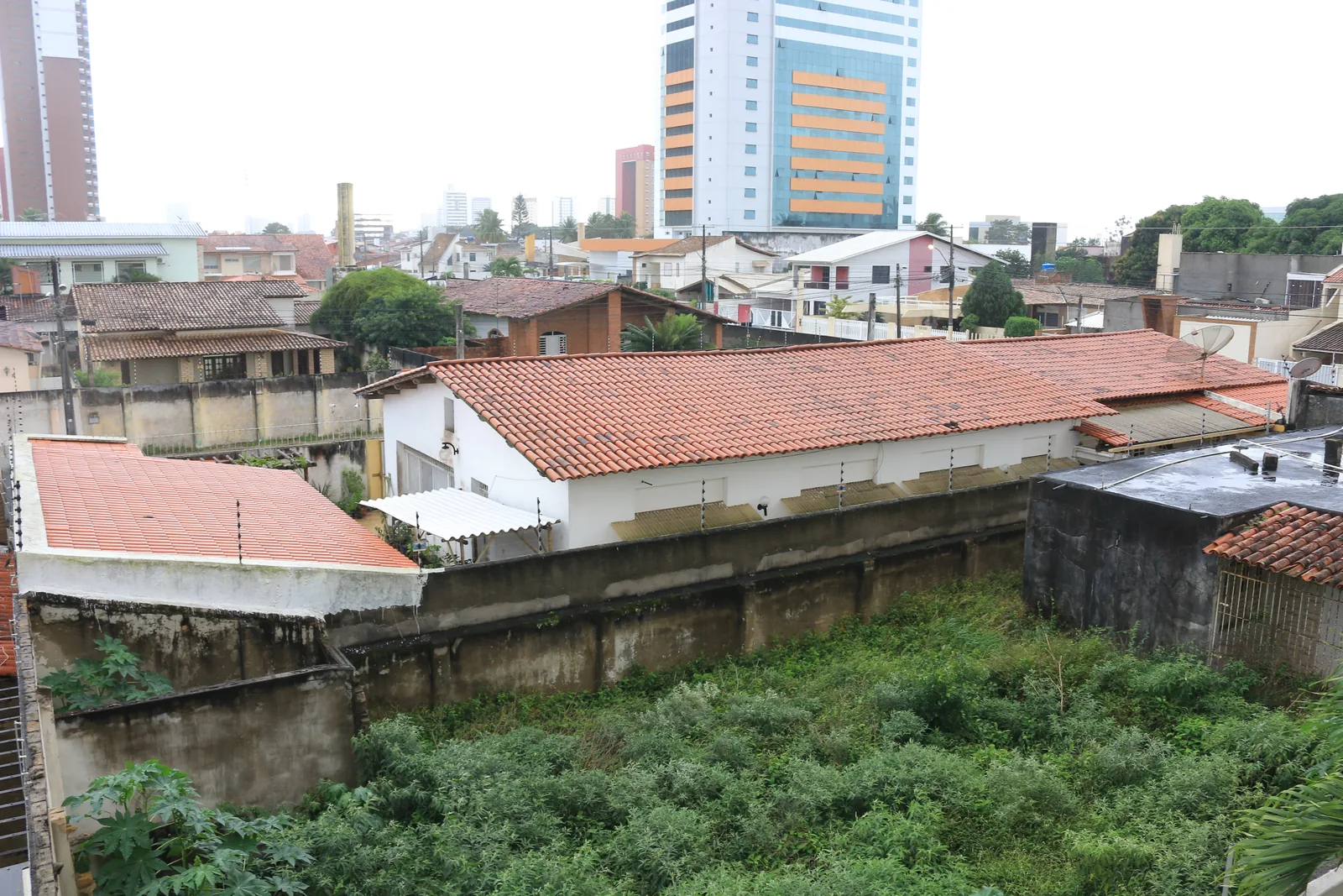 Vista panorâmica de um empreendimento vizinho de grande porte ao lado de imóveis baixos.