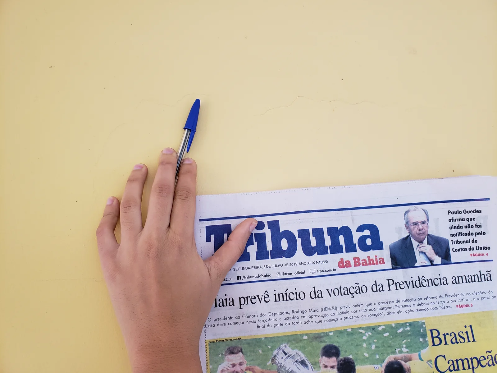 Trinca em parede externa, com o exemplar do jornal do dia 8 de julho de 2019 como prova da data.